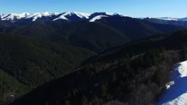 Orman ve dağ silsilesi, açılış ile tepeler üzerinde hava uçuş