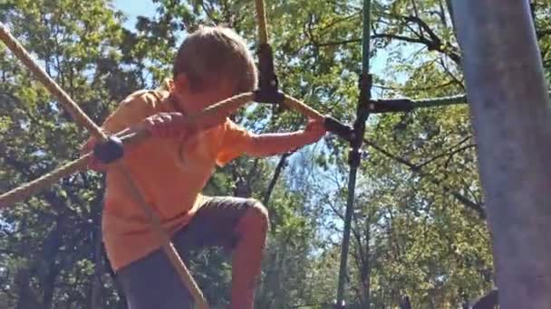 Маленький мальчик, подпрыгивая на канаты — стоковое видео