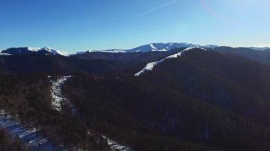 Dağ zemin, cam haddeleme ile orman üzerinde hava uçuş