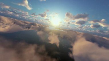 Cessna uçak bulutların üzerinde güneş doğarken uçan