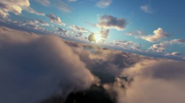 Askeri helikopter bulutların üzerinde güneş doğarken göz hapsinde