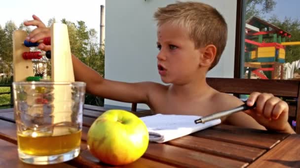 Kleine jongen doet huiswerk — Stockvideo