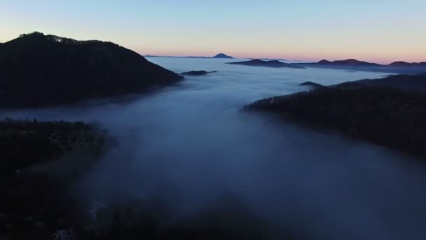 Luftbild Flug über Nebel, der Wald mit Bergkette auf bg — Stockvideo