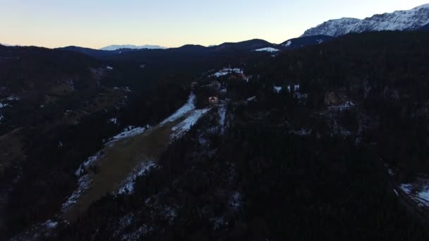 Luchtfoto vlucht over mist bos met bergen op bg — Stockvideo