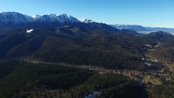 Luftbild Flug über Wald mit Bergkette auf bg — Stockvideo