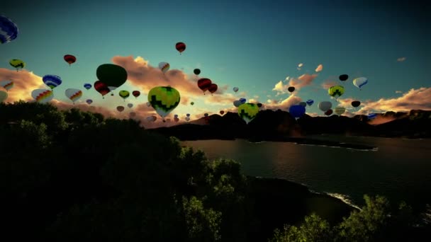Powietrze balony latające nad jezioro otoczone górami, piękny zachód słońca, tilt — Wideo stockowe