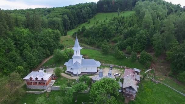Chrześcijański Kościół na szczycie af zielonym wzgórzu, widok z lotu ptaka — Wideo stockowe
