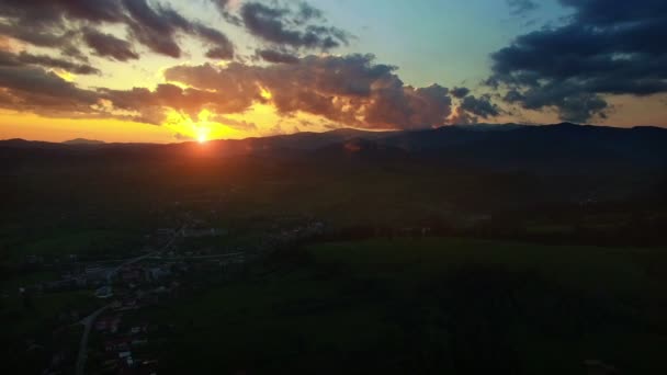 Colinas verdes e aldeia do país de sol, aumento de câmera — Vídeo de Stock