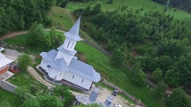 Křesťanská církev na vrcholu af zelený kopec, letecké letu — Stock video