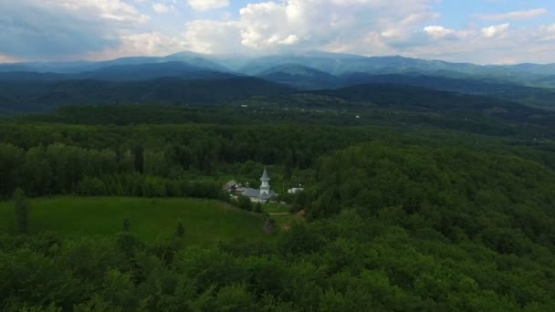 Kościół chrześcijański, otoczony przez zielony las, widok z lotu ptaka, Ciocanu Monastery, Rumunia — Wideo stockowe