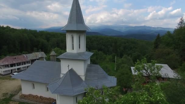 Igreja cristã cercada por floresta verde, montanha, vista aérea — Vídeo de Stock