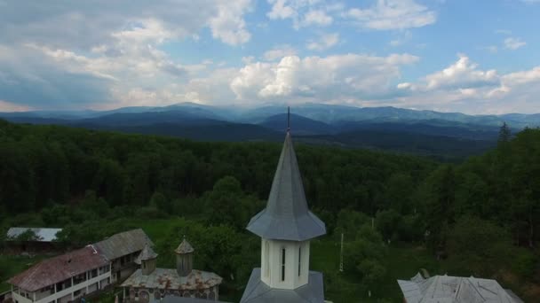 基督教教会在绿水青山带山脉，鸟瞰图 — 图库视频影像