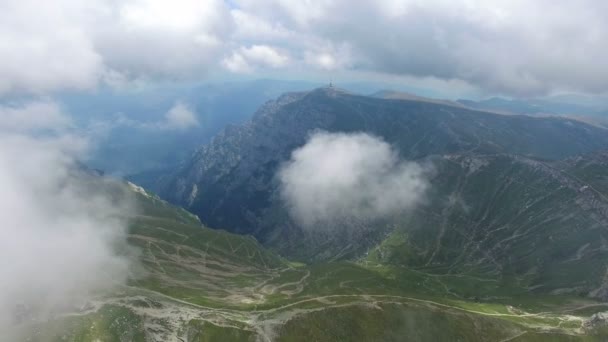 Vista aérea de la estación meteorológica de Caraiman picos y montañas de Bucegi, Rumania — Vídeos de Stock