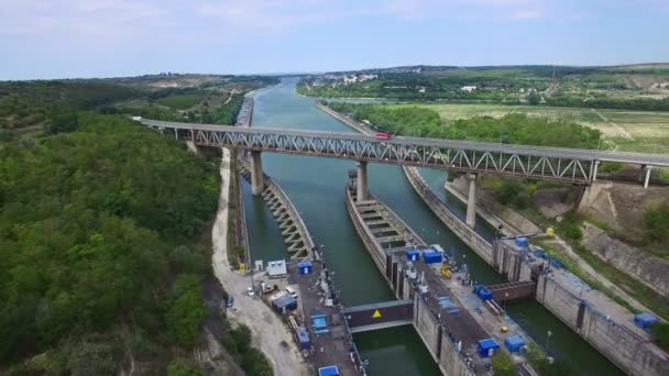 Luchtfoto vlucht boven Cernavoda sluis poort, Ecluza Cernavoda, Roemenië — Stockvideo