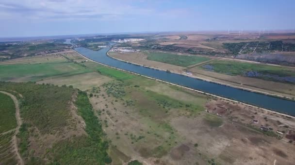 풍차와 배경에 Cernavoda 도시 다뉴브 강 위의 공중 비행 — 비디오