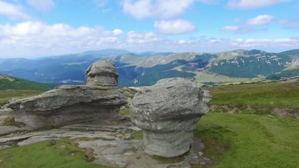 Kippen Sie Luft Flug über Babele Naturdenkmal auf Bucegi-Plateau, Rumänien, — Stockvideo