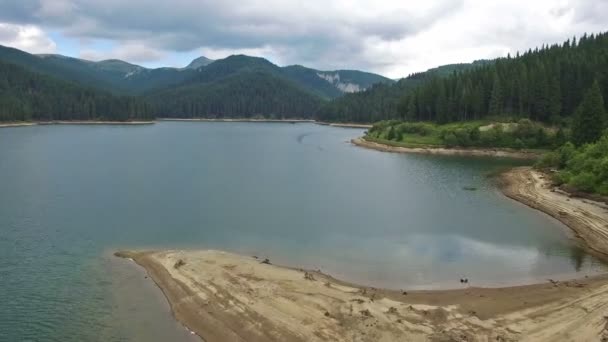 Vuelo aéreo sobre el lago Bolboci, Rumania — Vídeo de stock