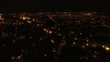 Gece şehir üzerinde hava uçuş