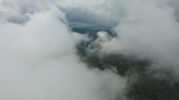Vista aerea del volo Bucegi montagne, Romania, il primo strato di nubi — Video Stock
