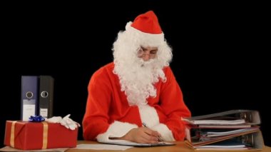 Noel Baba ofisinde iyi ve kötü Luma Matte 'nin de dahil olduğu listeyi yazıyor.