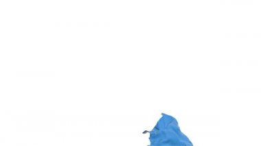 Beyaz arka plana karşı havada uçan mavi dalgalı kumaş.