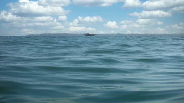 Barco Pesca Distância Navegando Contra Nuvens Fofas Slow Motion Mov — Vídeo de Stock