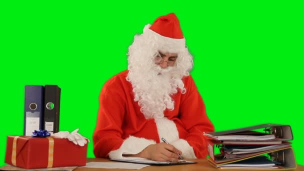 Santa Claus Své Kanceláři Píše Seznam Dobrých Špatných Green Screen — Stock video