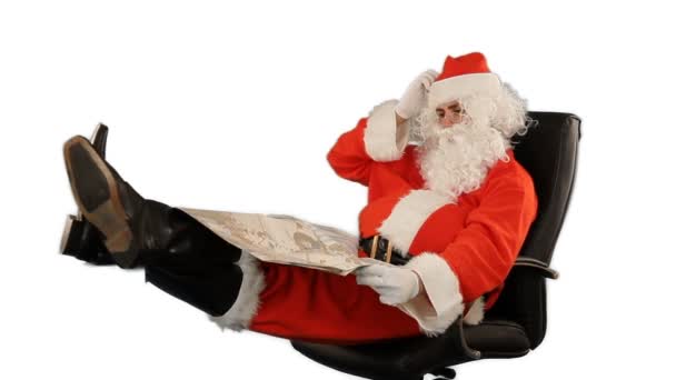 Père Noël Assis Sur Une Chaise Cuir Regardant Sur Une — Video
