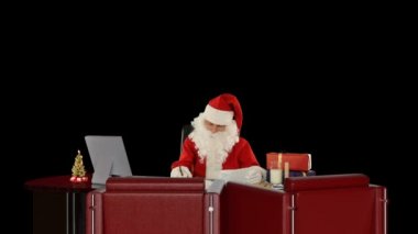 Noel Baba mektupları okuyor, Luma Matte eklenmiş.