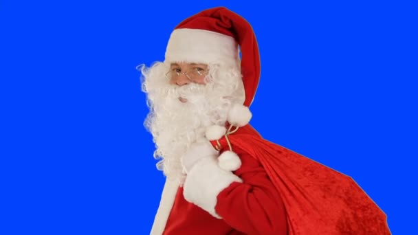 Santa Claus Llevando Bolso Mira Cámara Envía Kis Onda Pantalla — Vídeos de Stock