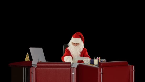 Santa Claus Leyendo Cartas Clasificando Regalos Luma Matte Adjunta — Vídeo de stock