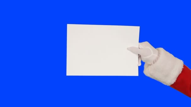 Claus Apresentando Uma Folha Branca Seguida Enviando Beijo Tela Azul — Vídeo de Stock