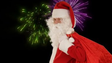 Noel Baba, bayram havai fişeklerine karşı siyah üzerine bir takım gönderip el sallıyor.