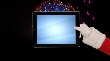 Noel Baba bir tablet sunar ve bayram havai fişeklerine karşı siyah bir öpücük gönderir.