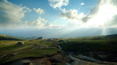 Dağın tepesinde güzel zaman çizelgesi bulutları, kusursuz döngü.