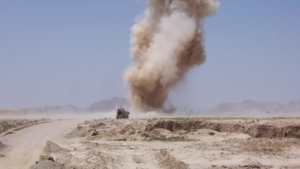 Humvee Estadounidense Cerca Explosión Improvisada Minas Terrestres Afganistán — Vídeo de stock