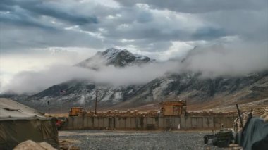Dağın Üzerindeki Zaman Bulutları, Afganistan, Kabil yakınlarındaki ABD Askeri Hava Üssünden Görüntü