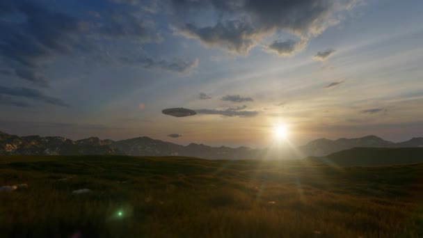 Ufo Asing Melayang Atas Gunung Melawan Matahari Terbenam Mov — Stok Video