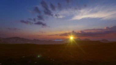 Uzaylı UFO Dağda Gün Batımına Karşı Uçuyor, 4K