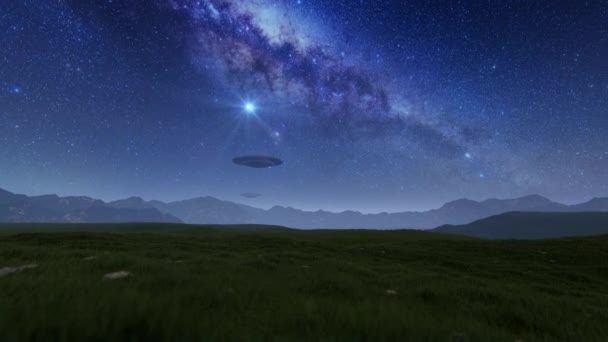 Ufo Alieni Che Librano Sopra Montagna Contro Lattea — Video Stock