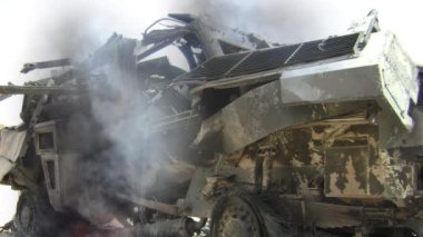 Bir mayına çarptıktan sonra Amerikan Ordusu Humvee 'si yanıyor