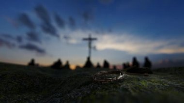 İsa 'nın çarmıha gerilmesi dikenli taç, çivi, çekiç ve inananlar güzel gündoğumuna dua ediyorlar.