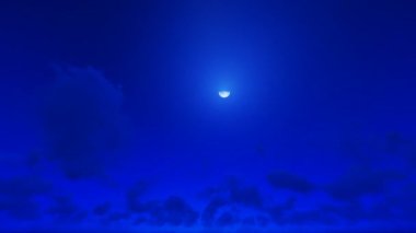 Dolunaydan, yıldızlı gökyüzüne, öğleden sonraya kadar, gece gündüz.