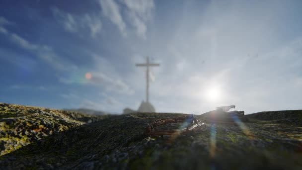 耶稣基督的十字架 用荆棘冠冕 和美丽的天空 — 图库视频影像