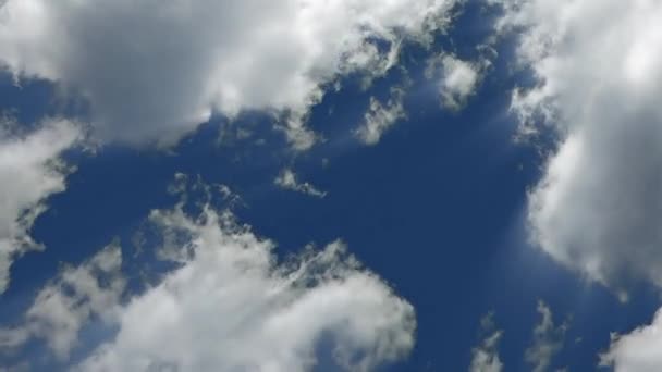 Zeitraffer Wolken Gegen Blauen Klaren Himmel Und Lichtstrahlen — Stockvideo