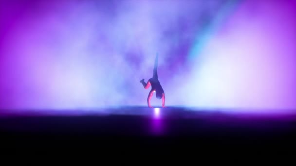 Breakdancer Κοστούμι Μοτοσικλέτας Χορό Μια Σκηνή Κατά Πολύχρωμα Φώτα Αργή — Αρχείο Βίντεο