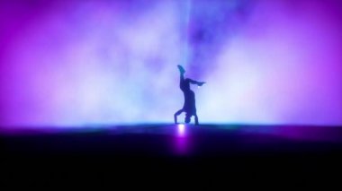 Sahnede dans eden break dansçı renkli spot ışıkları, yavaş çekim, Luma Matte