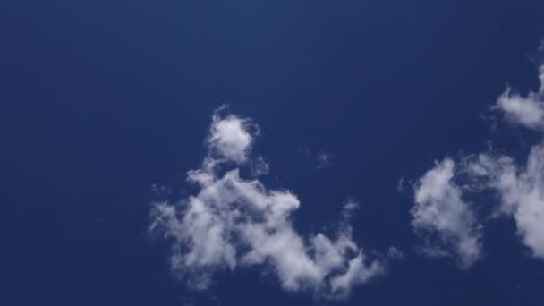 在晴朗的蓝天衬托下 淡淡的云朵掠过 — 图库视频影像