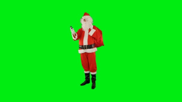 Santa Claus Talar Mobiltelefon Väska Med Presenter Vid Hans Fötter — Stockvideo