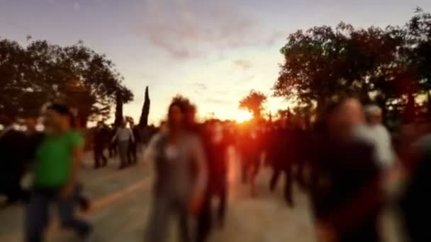 Foule marchant au coucher du soleil, caméra battant — Video